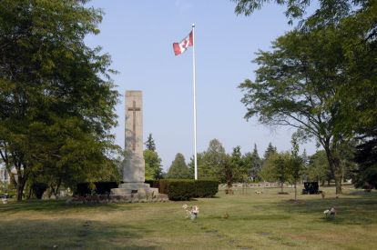 veterans monument with grass and canadian flag